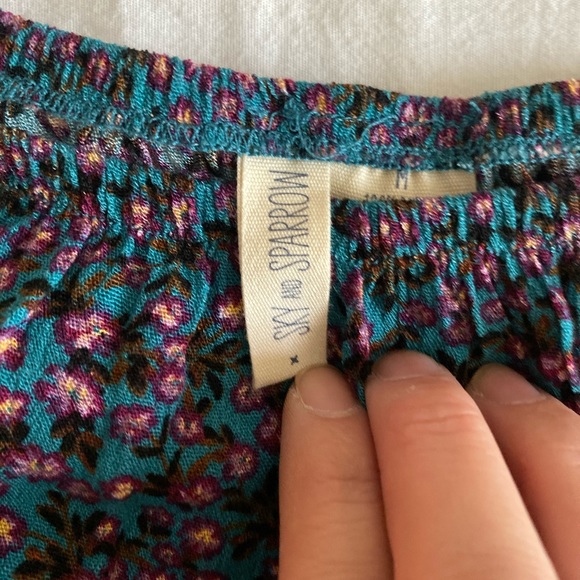 Flowy Floral Crop Top - Picture 2 of 3